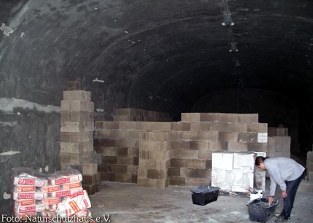 eine Hohlblockmauer wird im Bunker errichtet