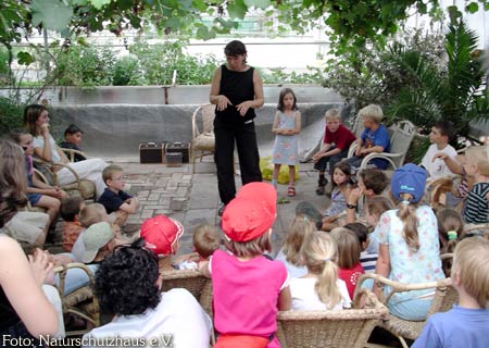 viele Kinder sind beim Vortrag versammelt